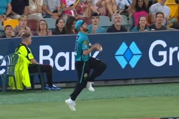 அவுட்டா? இல்லையா? குழம்பிப்போன நடுவர்கள்.. திகைக்க வைத்த வீரரின் கேட்ச்