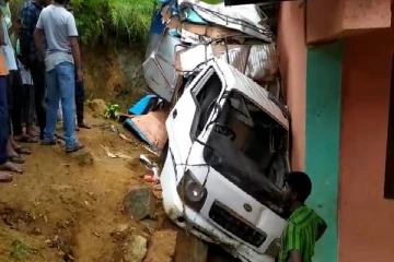 எதிர்பாராத விபத்தில் அதிஷ்டவசமாக  உயிர் தப்பிய பாடசாலை மாணவர்கள்