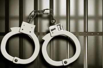 இரு பாடசாலை மாணவர்களை தாக்கி சித்திரவதை