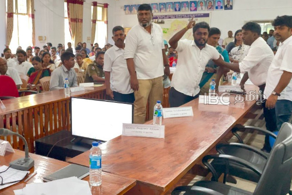 வலிகாமம் தெற்கு ஒருங்கிணைப்புக் குழு கூட்டத்தில் கடும் வாக்குவாதம்! | Jaffna Valikamam South Council Meeting Chaos