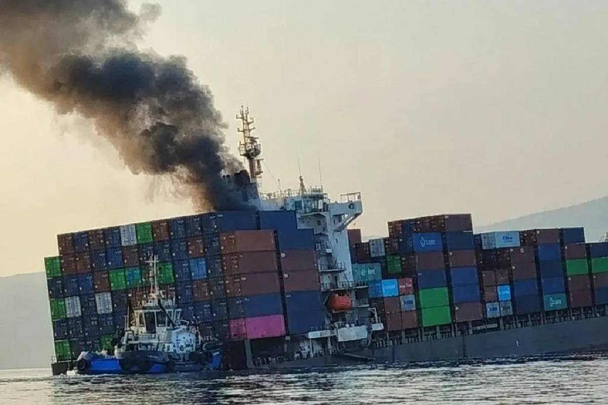நடுக்கடலில் மிதக்கும் ஐபோன்கள்; படகுகளில் வந்து அள்ளிச்செல்லும் மக்கள் | Iphones Floating After Cargo Ship Sinks In Hormuz நடுக்கடலில் மிதக்கும் ஐபோன்கள்; படகுகளில் வந்து அள்ளிச்செல்லும் மக்கள் | Iphones Floating After Cargo Ship Sinks In Hormuz