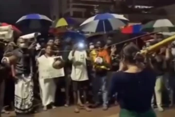 "கோட்டாகோகம" வில் புத்தாண்டு விளையாட்டுக்கள் - நள்ளிரவில் பானை உடைத்து கொண்டாடிய போராட்டகாரர்கள்