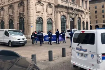 பிரான்சில் பரபரப்பு! பொலிஸ் அதிகாரி மீது கத்திக்குத்து தாக்குதல்