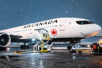 ஏர் கனடா விமான சேவை திடீர் ரத்து: பாதிப்பில் 130,000 பயணிகள்! பணியாளர்களின் கோரிக்கை என்ன?