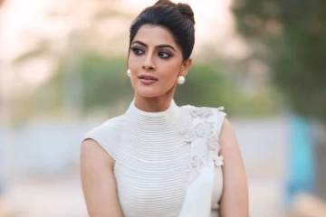 நடிகை என்பதை தாண்டி புது அவதாரம் எடுத்துள்ள நடிகை வரலட்சுமி சரத்குமார்