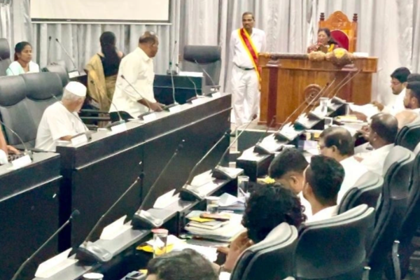 யாழ் மாநகர முதல்வருக்கு எதிர்ப்பு ; கிழித்தெறியப்பட்ட பிரேரணை | Opposition To The Actions Of The Jaffna Mayor