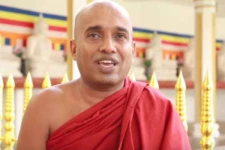 මුස්ලිම් කොරෝනා මෘත දේහ භූමදානයට ඉඩ දිය යුතුයි.. තම්බින්ගෙන් සල්ලි ගත්තා කියා මගෙ තට්ටෙ පලන්න එන්න එපා..- කොටුවෙ පොඩු හාමුදුරුවෝ..