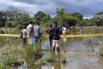 ஆற்றில் மிதந்த நிலையில் பெண்ணின் சடலம் மீட்பு ; தீவிர விசாரணை பொலிஸார்