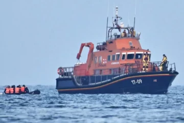 62 புலம்பெயர்வோருடன் ஆங்கிலக்கால்வாயில் மூழ்கிய படகு: ஒருவர் பலி