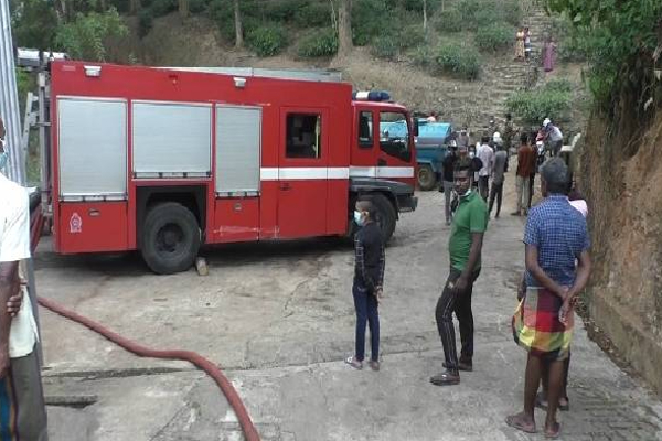 அதிகாலை இடம்பெற்ற பயங்கர சம்பவம்... திடீரென தீப்பற்றி எரிந்த தொழிற்சாலை! | Nawalapitiya Fire Broke Out In A Tea Factory அதிகாலை இடம்பெற்ற பயங்கர சம்பவம்... திடீரென தீப்பற்றி எரிந்த தொழிற்சாலை! | Nawalapitiya Fire Broke Out In A Tea Factory