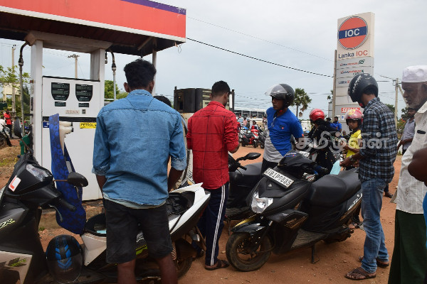 மன்னாரில் கிராம ரீதியான எரிபொருள் விநியோகம் முன்னெடுப்பு (Photos) | Manner Petrol Supplement