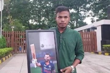 விராட் கோலியை காண ஓர் இரவுக்கு 23 ஆயிரம் செலவு செய்த ரசிகர்! வைரலாகும் புகைப்படம்