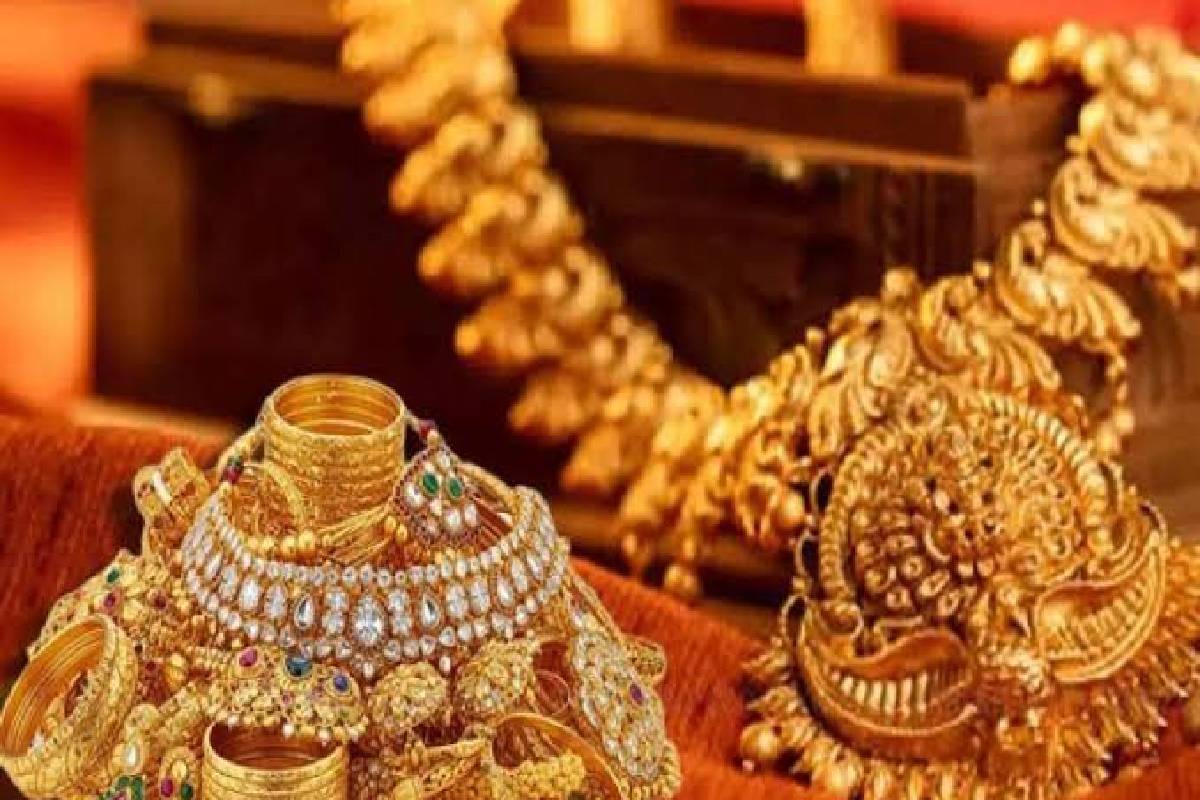 தங்கம் வாங்கக் காத்திருப்போருக்கு குட் நியூஸ் - விலை அதிரடிக் குறைவு! | Today October 21 Gold And Silver Price In Chennai