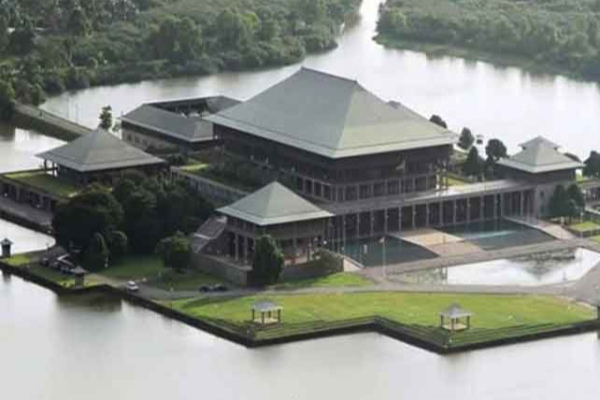 தர்மசக்கரமா அசோக சக்கரமா என்பது குறித்து நாடாளுமன்றில் எழுந்த சர்ச்சை | New Education Reforms Sajith Slams Gvt