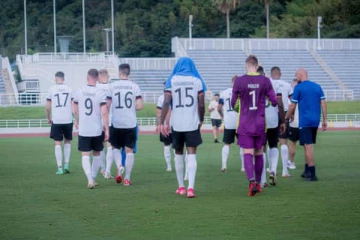 இனவெறி தாக்குதல்! பாதியிலேயே மைதானத்தை விட்டு வெளியேறிய வீரர்கள்