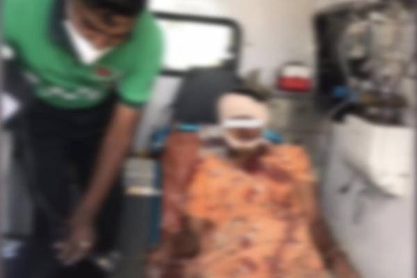 யாழில் மனைவி மற்றும் மகள் மீது சரமாரி வாள்வெட்டு; கணவர் தப்பியோட்டம்! | Slashing Of Wife And Daughter Husband Escape