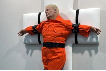 சிலுவையில் அறையப்பட்ட ட்ரம்ப் சிலை: கலை ஆர்வலர்களுக்கு ஒரு ஏமாற்றம்