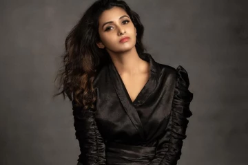 குட்டையாடையில் இப்படியொரு போஸ்!! கிளாமர் ரூட்டுக்கு தாவிய நடிகை பிரியா பவானி சங்கர்..