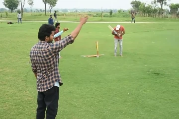 சிக்ஸு.. சிக்ஸு.. கிரிக்கெட் போட்டியில் டீமுக்காக சண்டை போட்ட விஜய்