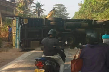 அரிசி ஏற்றிச் சென்ற கனரக வாகனம் விபத்து; மூன்று மணித்தியாலங்களுக்கு மேலாக போக்குவரத்து தடை