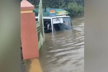 கேரளா வெள்ளத்தில் சிக்கிய பேருந்து உயிர் பிழைத்த பயணிகள் - பதைபதைக்கும் காட்சிகள்