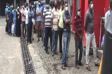 பால்மாவுக்காக நீண்ட வரிசையில் காத்திருந்த மக்கள்