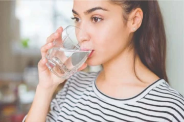 இந்த நேரத்தில் தண்ணீர் குடிக்கவே கூடாதாம்... ஏன் தெரியுமா?