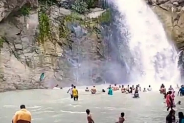 වැල්ලවායේ ඇල්ලට තරුණයක් දෙදෙනෙකු බිළිවූ සංවේදි බොහිසුණු වීඩියෝව ( VIDEO)