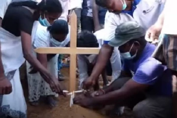 பெரும்பாலானோரின் கண்ணீருக்கு மத்தியில் கொடூரமாக கொல்லப்பட்ட மாணவியின் சடலம் நல்லடக்கம்