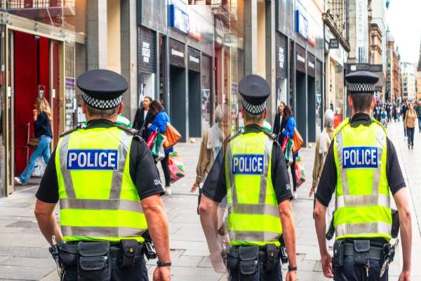 பிரித்தானியாவில் அதிரடி வேட்டை ; இலங்கையர் உட்பட 7 பேர் கைது | Uk Manhunt 7 People Including Sri Lankan Arrested