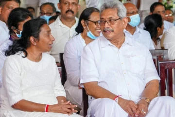 கோட்டாபய மனைவியுடன் புண்ணிய செயல்களில் ஈடுபடுவதே புத்திசாலித்தனமான வேலையாகும்: குமார வெல்கம