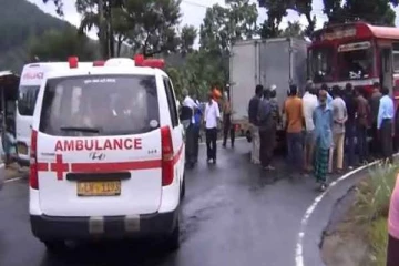 மருத்துவமனைக்கு  முன்பாக  அம்புலன்ஸ் மீது துப்பாக்கிச் சூடு! பரபரப்பை ஏற்படுத்திய சம்பவம்