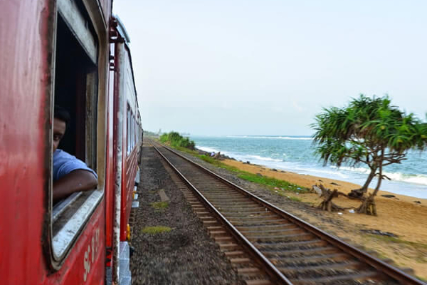 கொழும்பில் இருந்து புறப்பட்ட கடுகதி ரயில்  தடம்புரண்டது | Train Derailed From Colombo