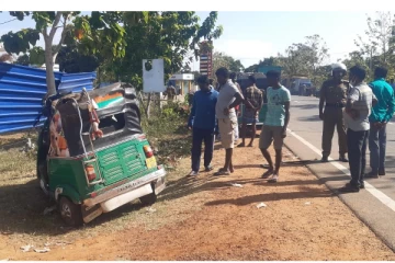 எரிபொருளுக்காக காத்திருந்த முச்சக்கர வண்டி சாரதி விபத்தில் படுகாயம் (VIDEO)