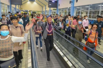 சீனாவிலிருந்து நேற்று இலங்கைக்கு வந்த பெருமளவு சுற்றுலா பயணிகள்