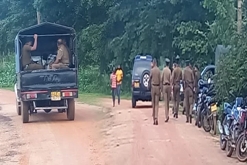 தரவையில் மக்களை அச்சுறுத்திய பொலிஸார்: ஊடகங்களை கண்டு திரும்பி ஓட்டம் (Photos)