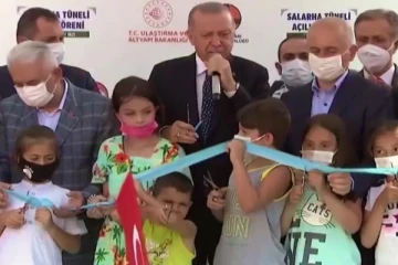 துருக்கி ஜனாதிபதிக்கு முன் சிறுவன் அவசரப்பட்டு செய்த செயல்! வைரலாகும் வேடிக்கையான வீடியோ