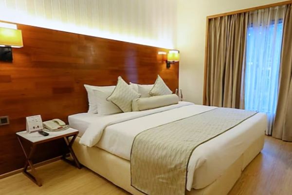 ஹோட்டல் அறையில் தங்கியிருந்த காதலர்களுக்கு காத்திருந்த அதிர்ச்சி | Hotel Manager Shocks A Couple ஹோட்டல் அறையில் தங்கியிருந்த காதலர்களுக்கு காத்திருந்த அதிர்ச்சி | Hotel Manager Shocks A Couple