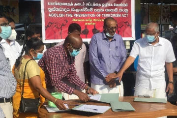 பயங்கரவாத தடைச்சட்டத்திற்கு எதிராக வவுனியாவில் கையெழுத்து போராட்டம்(Photos)