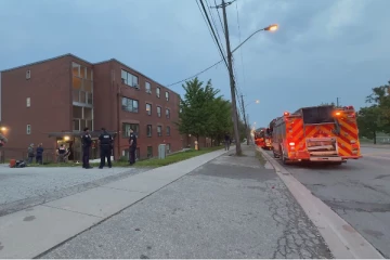 கனடாவில் குடியிருப்பில் நச்சு வாயு கசிவினால் வெளியேற்றப்பட்ட மக்கள்