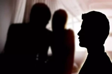 கணவனை ஏமாற்றி 2 மாணவர்களுடன் உல்லாசமாக இருந்த மனைவி ; கொலையில் முடிந்த 4 மாத காதல்