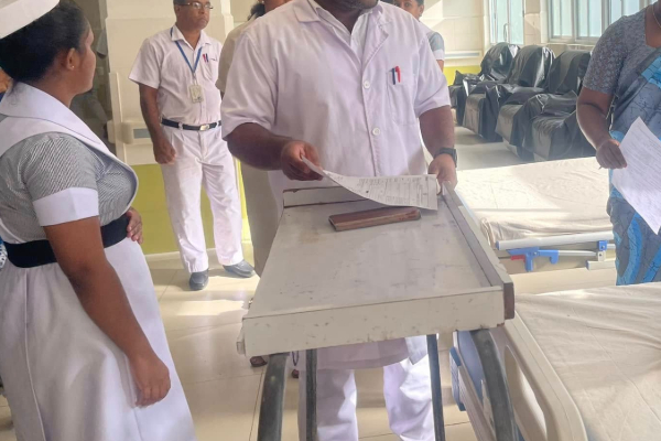 பாடசாலை மாடியிலிருந்து தவறி விழுந்த மாணவன்! | Student Falls From School Floor Negombo