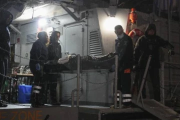 புயலில் சிக்கி விபத்துக்குள்ளான பாரிய சரக்கு கப்பல்: பயணித்தவருக்கு நேர்ந்த நிலை?