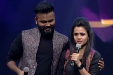 திருமணமாகி மூன்று ஆண்டுகள் கழித்து தனது குடும்பத்துடன் இணைந்த VJ மணிமேகலை, சமாதானம் ஆகாத அப்பா..!