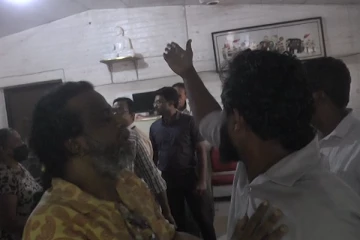 அரசியல் பேச வேண்டாம் என்றால் அரசியல்வாதிகள் புகைப்படங்கள் இங்கே எதற்கு..! ஆத்திரமடைந்த டேனிஸ் அலி