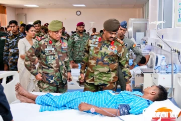 යුධ හමුදාපති ගුවන් අනතුරින් තුවාල ලැබූ හමුදා සාමාජිකයින්ගේ සුවදුක් බැලීමට යයි....(PHOTO)