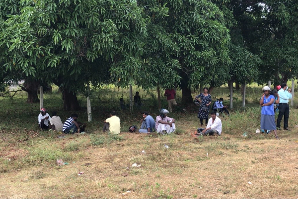 பெட்ரோல் உண்டு: மின்சாரம் இல்லை - மூன்றுமணி நேரம் வரிசையில் நின்ற பொதுமக்கள் | Petrol No Electricity Public Standing Three Hours