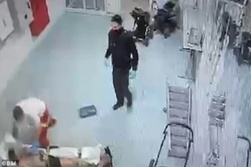 பொலிசார் பார்த்துக்கொண்டிருக்க ஸ்ட்ரெச்சரில் படுத்திருக்கும் அகதியை தாக்கும் மருத்துவ உதவியாளர்: ஒரு அதிர்ச்சி வீடியோ