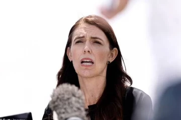 ஒரு மாதம் தனிமைப்படுத்தல்... பிரபல நாட்டின் பிரதமர் கடும்போக்கு நடவடிக்கை