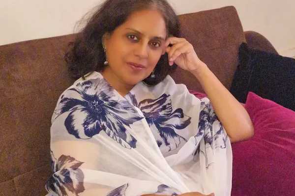 பசிக்கு பாலியல் தொழில்..பாரில் நடனம்!! இன்று பிரபல இயக்குநரான பெண்.. | From Bar Dancer Worker To Celebrated Screenwriter